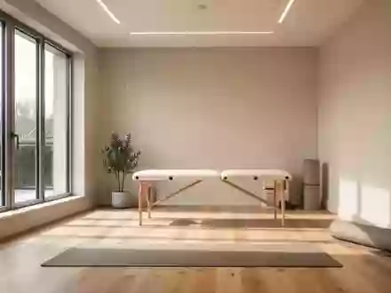 Ein helles, modern eingerichtetes Physiotherapie-Studio mit Holzboden und einer zusammengerollten Yogamatte in einer Ecke. - Foto: über boerse-global.de