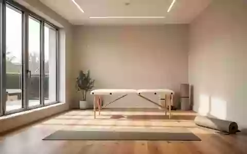 Ein helles, modern eingerichtetes Physiotherapie-Studio mit Holzboden und einer zusammengerollten Yogamatte in einer Ecke. - Foto: über boerse-global.de