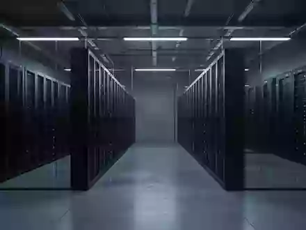 Moderne, minimalistische Server-Infrastruktur in einem industriellen Raum mit kühler Beleuchtung. - Foto: über boerse-global.de