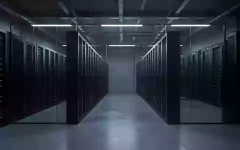 Moderne, minimalistische Server-Infrastruktur in einem industriellen Raum mit kühler Beleuchtung. - Foto: über boerse-global.de