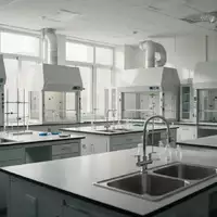 Ein leerer naturwissenschaftlicher Fachraum in einer Schule mit leeren Arbeitstischen und Abzugsanlagen. - Foto: über boerse-global.de