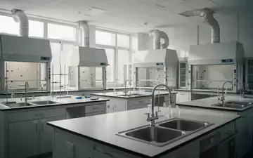 Ein leerer naturwissenschaftlicher Fachraum in einer Schule mit leeren Arbeitstischen und Abzugsanlagen. - Foto: über boerse-global.de