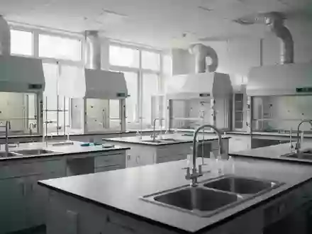 Ein leerer naturwissenschaftlicher Fachraum in einer Schule mit leeren Arbeitstischen und Abzugsanlagen. - Foto: über boerse-global.de