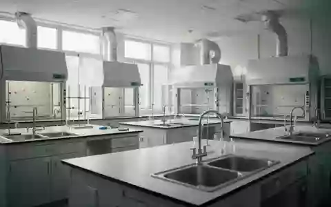 Ein leerer naturwissenschaftlicher Fachraum in einer Schule mit leeren Arbeitstischen und Abzugsanlagen. - Foto: über boerse-global.de