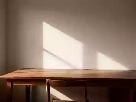 Ein minimalistischer, leerer Schreibtisch in einem hellen, ruhigen Arbeitszimmer mit natürlichem Lichteinfall. - Foto: über boerse-global.de