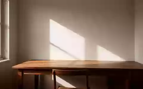 Ein minimalistischer, leerer Schreibtisch in einem hellen, ruhigen Arbeitszimmer mit natürlichem Lichteinfall. - Foto: über boerse-global.de