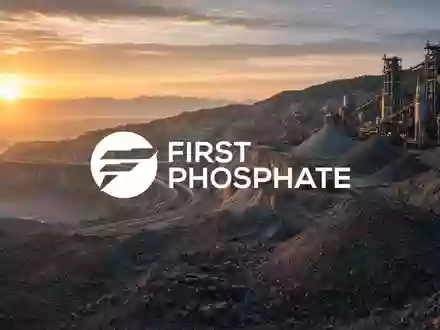 Abstrakte Darstellung einer industriellen Rohstoffgewinnung in einer weitläufigen Landschaft bei Sonnenaufgang. - Foto: über boerse-global.de
