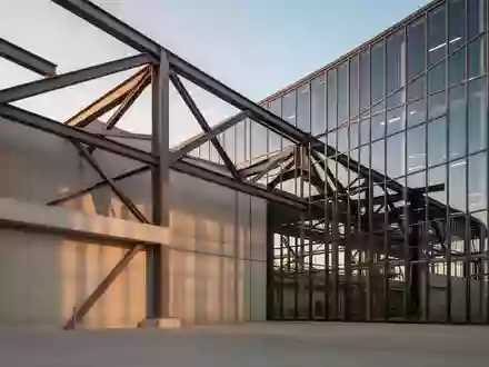 Moderne Industriearchitektur eines BMW-Werksgeländes bei Sonnenuntergang. - Foto: über boerse-global.de