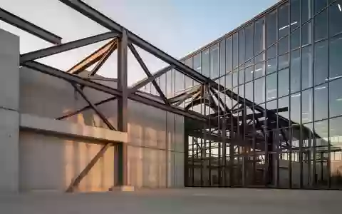 Moderne Industriearchitektur eines BMW-Werksgeländes bei Sonnenuntergang. - Foto: über boerse-global.de