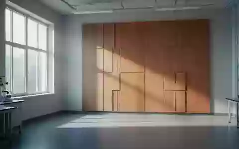 Ein minimalistischer, leerer Laborraum mit natürlichem Lichteinfall und einer strukturierten Holzwand als Symbol für kognitive Prozesse. - Foto: über boerse-global.de