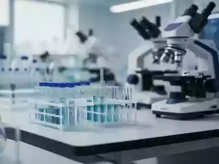 Nahaufnahme eines modernen Laborarbeitsplatzes mit unscharfen pharmazeutischen Forschungsgeräten im Hintergrund. - Foto: über boerse-global.de