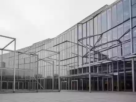 Moderne Glas- und Stahlfassade des Gebäudes des Europäischen Parlaments bei bewölktem Himmel. - Foto: über boerse-global.de