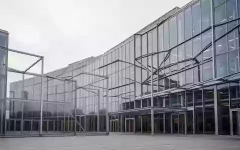 Moderne Glas- und Stahlfassade des Gebäudes des Europäischen Parlaments bei bewölktem Himmel. - Foto: über boerse-global.de