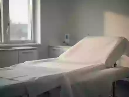 Ein leerer, modern eingerichteter Behandlungsraum in einer Klinik mit weichem Tageslicht. - Foto: über boerse-global.de