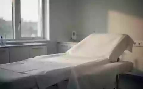 Ein leerer, modern eingerichteter Behandlungsraum in einer Klinik mit weichem Tageslicht. - Foto: über boerse-global.de