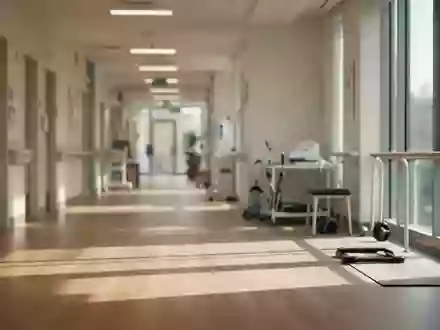 Ein helles, minimalistisches Therapiezimmer mit Holzboden in einer medizinischen Einrichtung bei natürlichem Tageslicht. - Foto: über boerse-global.de