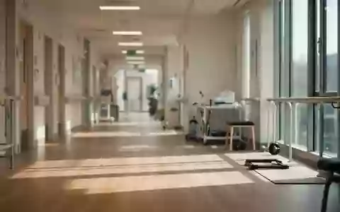 Ein helles, minimalistisches Therapiezimmer mit Holzboden in einer medizinischen Einrichtung bei natürlichem Tageslicht. - Foto: über boerse-global.de