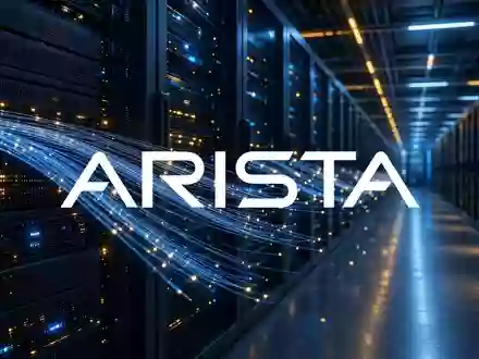 Abstrakte Darstellung moderner Rechenzentrums-Infrastruktur mit blau leuchtenden Glasfaserkabeln und Server-Technologie. - Foto: über boerse-global.de