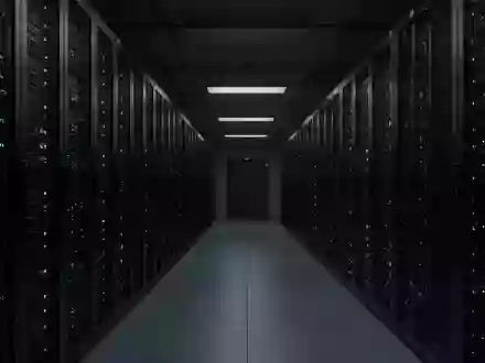 Dunkler, moderner Serverraum mit schwarzen Serverschränken und dezenten Statusleuchten in einer industriellen Umgebung. - Foto: über boerse-global.de