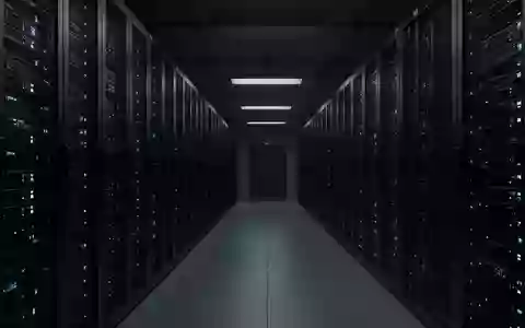 Dunkler, moderner Serverraum mit schwarzen Serverschränken und dezenten Statusleuchten in einer industriellen Umgebung. - Foto: über boerse-global.de