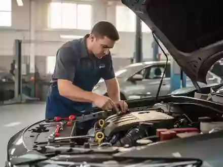Mechaniker bei der Inspektion eines modernen Autos in einer hellen Werkstatt. - Foto: über boerse-global.de