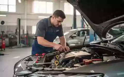 Mechaniker bei der Inspektion eines modernen Autos in einer hellen Werkstatt. - Foto: über boerse-global.de