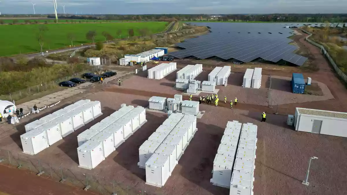 Der BSW-Solar plädiert für mehr Kombinationen aus Speicher und erneuerbaren Energien. (Archivbild) - Bild: Jan Woitas/dpa