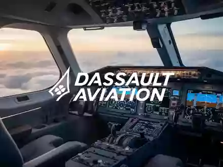Modernes Cockpit eines Privatjets mit fortschrittlicher Avionik und Blick auf den wolkenverhangenen Himmel. - Foto: ĂĽber boerse-global.de