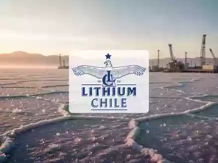 Weite, kristalline Salzpfanne in der Abendsonne, symbolisch für den Lithium-Sektor. - Foto: über boerse-global.de