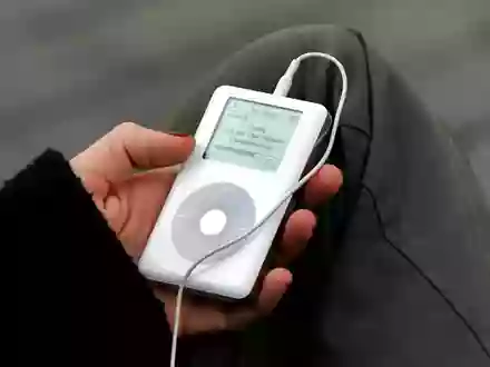 Mit 1.000 Songs auf einer Festplatte ließ der iPod ganze Musiksammlungen mitnehmen. (Archivbild) - Foto: picture alliance / dpa