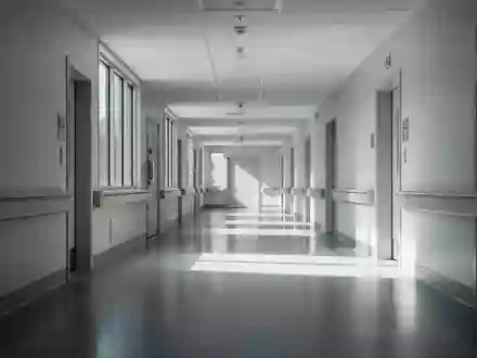 Ein leerer, modern gestalteter Krankenhausflur mit neutralem Licht und klaren architektonischen Linien. - Foto: über boerse-global.de