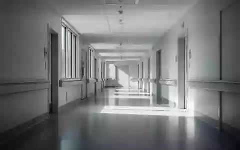 Ein leerer, modern gestalteter Krankenhausflur mit neutralem Licht und klaren architektonischen Linien. - Foto: über boerse-global.de
