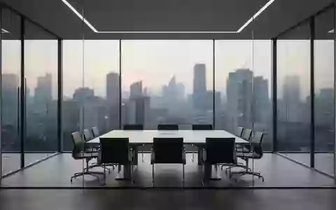 Ein minimalistischer Konferenzraum mit Glaswänden und Blick auf eine Stadt bei Dämmerung. - Foto: über boerse-global.de