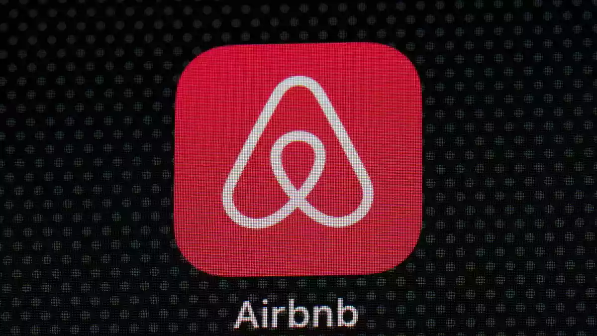 Airbnb will nicht, dass Gäste die Arbeit von Reinigungskräften machen müssen. (Archivbild) - Bild: Patrick Semansky/AP/dpa