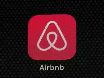 Airbnb will nicht, dass Gäste die Arbeit von Reinigungskräften machen müssen. (Archivbild) - Foto: Patrick Semansky/AP/dpa