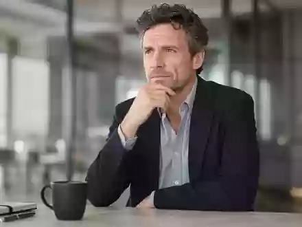 Ein konzentrierter Investor in einem modernen Büro vor einem unscharfen Hintergrund. - Foto: über boerse-global.de