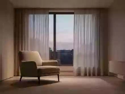 Ein ruhiges, minimalistisch gestaltetes Wohnzimmer mit einem Sessel bei sanftem Tageslicht. - Foto: über boerse-global.de