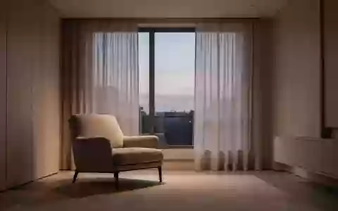 Ein ruhiges, minimalistisch gestaltetes Wohnzimmer mit einem Sessel bei sanftem Tageslicht. - Foto: über boerse-global.de