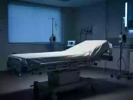 Ein steriler, modern eingerichteter Behandlungsraum in einem Krankenhaus bei Dämmerlicht. - Foto: über boerse-global.de