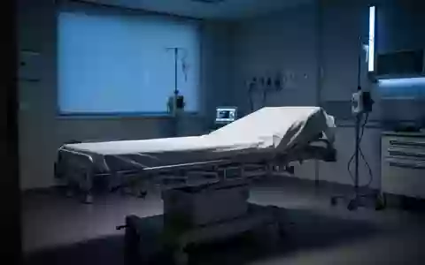 Ein steriler, modern eingerichteter Behandlungsraum in einem Krankenhaus bei Dämmerlicht. - Foto: über boerse-global.de