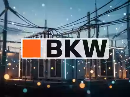 Moderne Energiespeicheranlage bei Dämmerung mit Fokus auf industrielle Infrastruktur und Energienetz-Integration. - Foto: über boerse-global.de