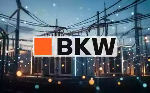 Moderne Energiespeicheranlage bei Dämmerung mit Fokus auf industrielle Infrastruktur und Energienetz-Integration. - Foto: über boerse-global.de