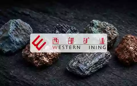 Abstrakte Darstellung von hochwertigen Erzen und Metallen in einer industriellen Umgebung mit dramatischem Licht. - Foto: über boerse-global.de