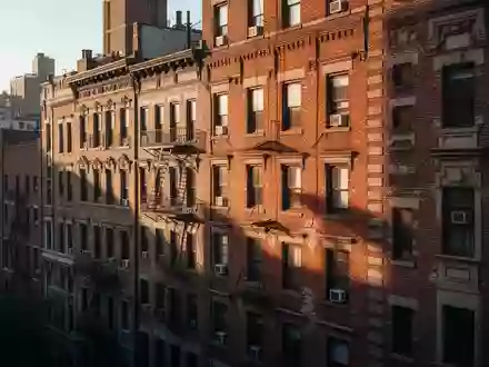 Fassade eines klassischen Wohngebäudes in einem städtischen Wohnviertel bei spätem Tageslicht. - Foto: über boerse-global.de