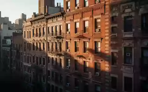 Fassade eines klassischen Wohngebäudes in einem städtischen Wohnviertel bei spätem Tageslicht. - Foto: über boerse-global.de
