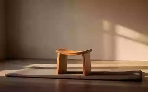 Ein ruhiger, minimalistischer Raum mit einer Meditationsmatte und einem Holzhocker in sanftem, warmem Tageslicht. - Foto: über boerse-global.de