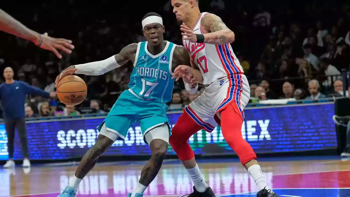 Dennis Schröder (l.) feierte ein erfolgreiches Debüt für sein neues Team. - Bild: Seth Wenig/AP/dpa