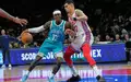 Dennis Schröder (l.) feierte ein erfolgreiches Debüt für sein neues Team. - Foto: Seth Wenig/AP/dpa