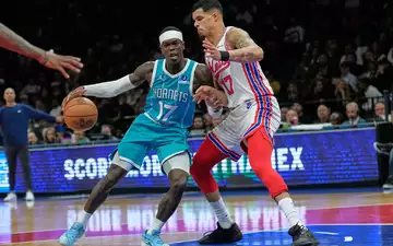 Dennis Schröder (l.) feierte ein erfolgreiches Debüt für sein neues Team. - Foto: Seth Wenig/AP/dpa