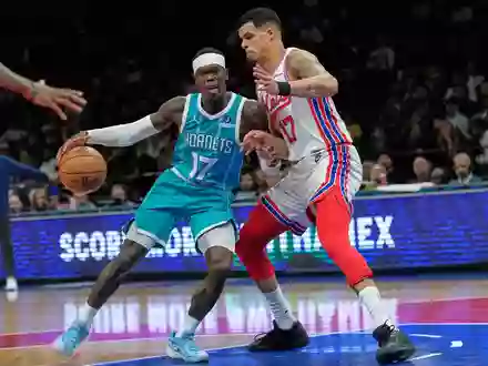 Dennis Schröder (l.) feierte ein erfolgreiches Debüt für sein neues Team. - Foto: Seth Wenig/AP/dpa
